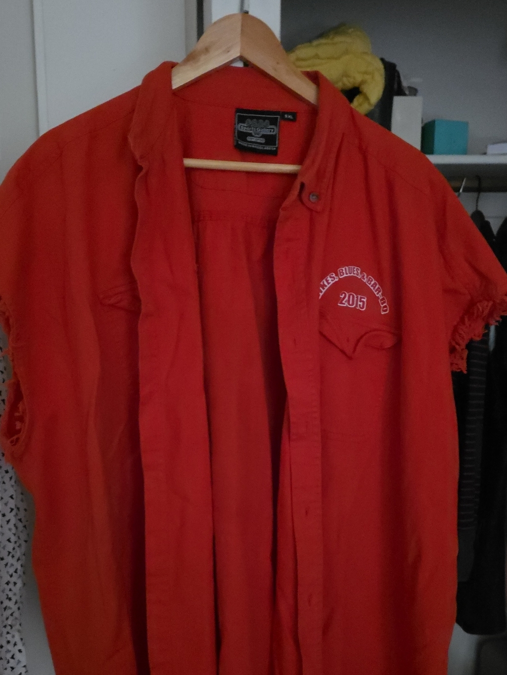 Casual Men's Red Short-Sleeve Button-Down Shirt with Chest Embroidery